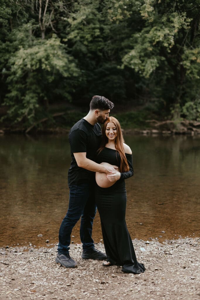 Outdoor maternity photos on the banks of a creek
