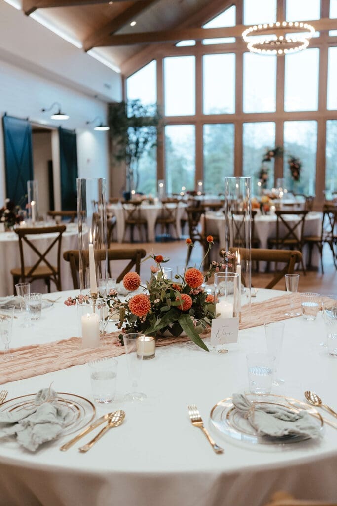 Candlelit wedding reception table with red fall bouquet